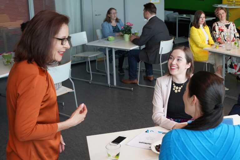 Miten saada porukka puhumaan?